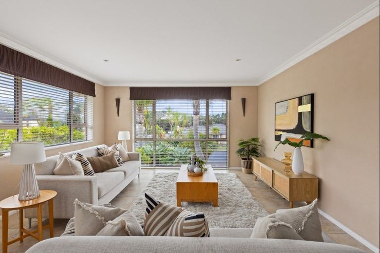 Photo of property in 52 Grovenor Drive, Orewa, 0931