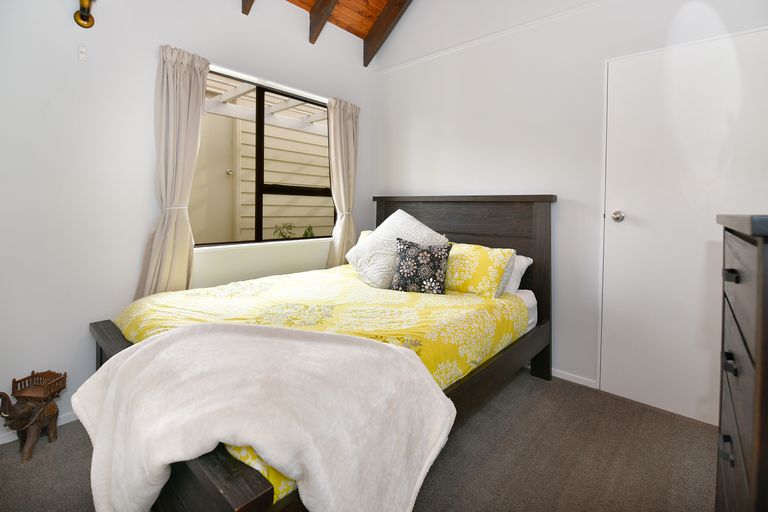 Photo of property in 11 Moffat Road, Red Beach, 0932