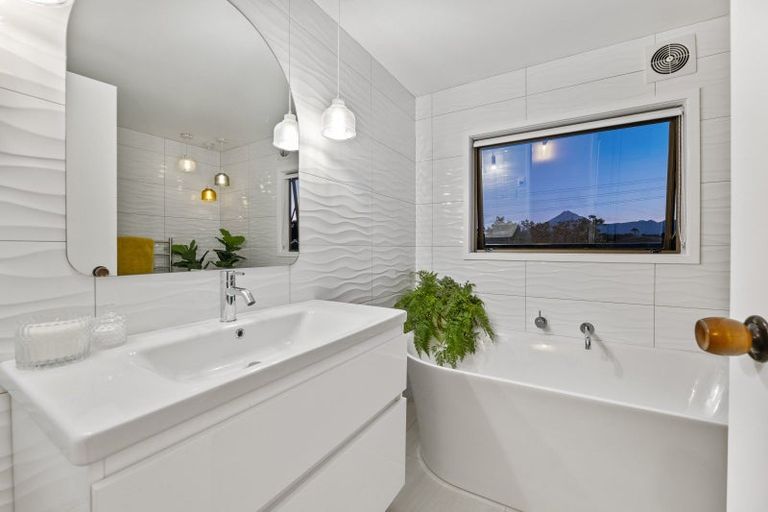 Photo of property in 12 Ridgewood Drive, Ridgewood, New Plymouth, 4371
