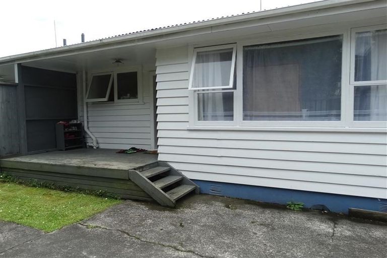 Photo of property in 17 Denver Avenue, Sunnyvale, Auckland, 0612