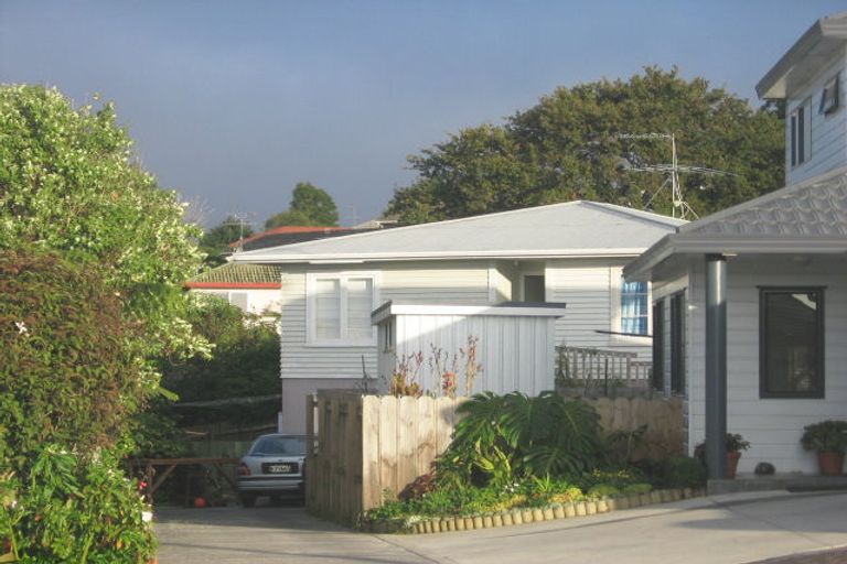 Photo of property in 2/10 Merton Avenue, Glenfield, Auckland, 0627