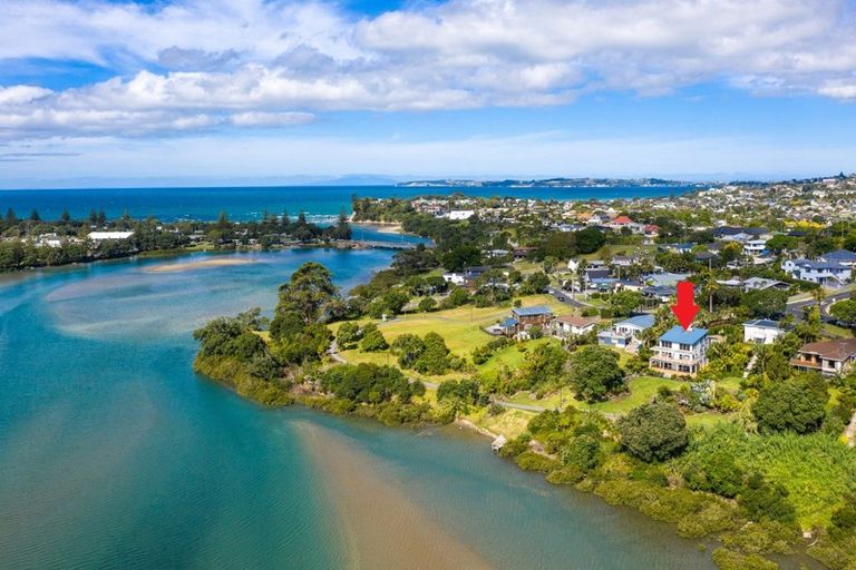 Photo of property in 42 Pohutukawa Avenue, Red Beach, 0932