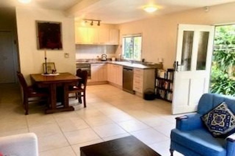 Photo of property in 4a/3 Corrella Road, Belmont, Auckland, 0622