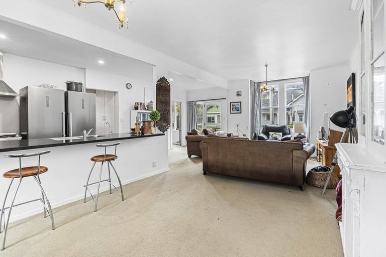 Photo of property in 28 Carrington Street, New Plymouth, 4310