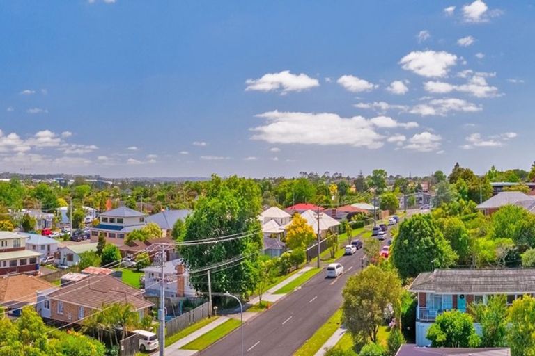 Photo of property in 18 Newington Road, Henderson, Auckland, 0612