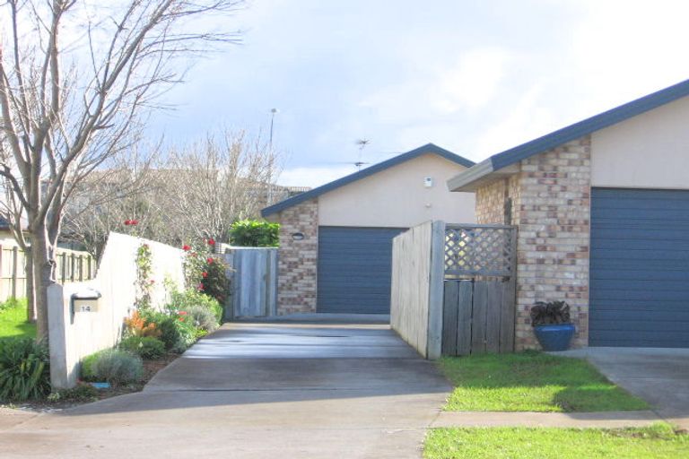 Photo of property in 14 Newry Close, East Tamaki Heights, Auckland, 2016