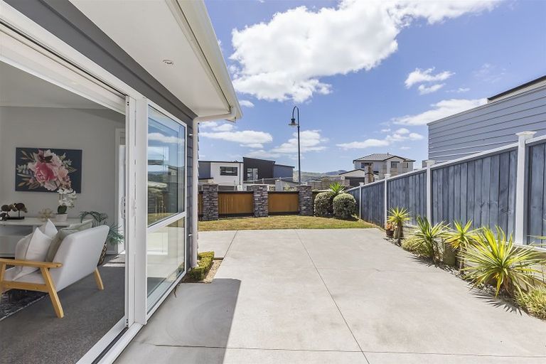 Photo of property in 5 Madeira Close, Whitby, Porirua, 5024