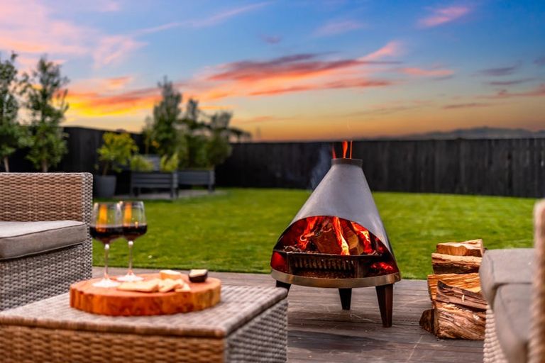 Photo of property in 5 Helm Place, Whitby, Porirua, 5024