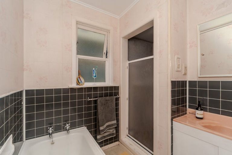 Photo of property in 28 Huntingdon Street, Northland, Wellington, 6012