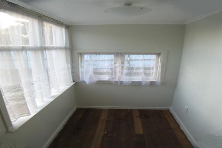 Photo of property in 51 Onewa Road, Northcote, Auckland, 0627