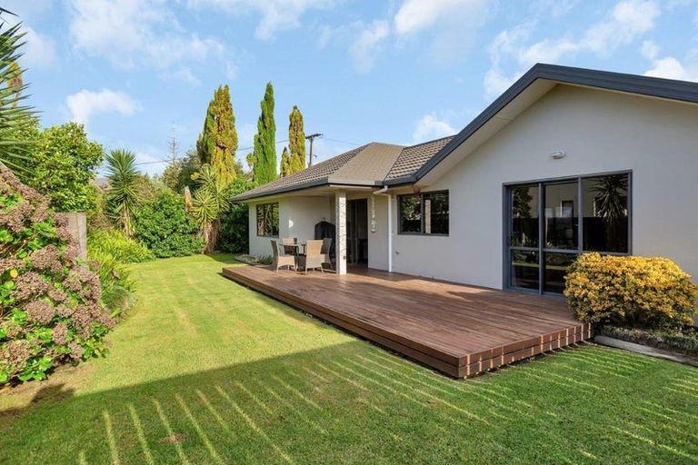 Photo of property in 18 Paradise Point Place, One Tree Point, 0118