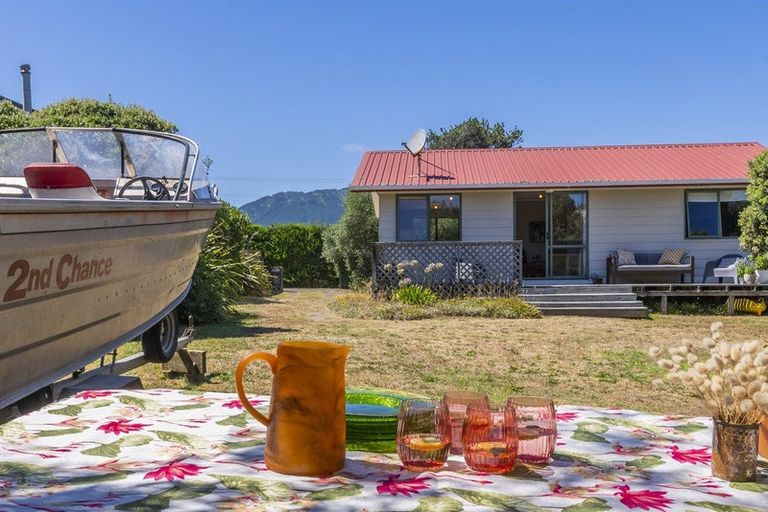 Photo of property in 44 Paetawa Road, Peka Peka, Waikanae, 5391