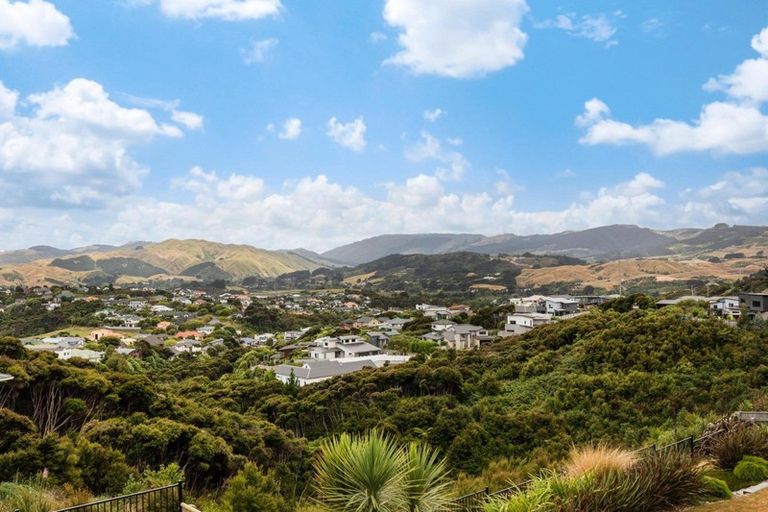 Photo of property in 20 Madeira Close, Whitby, Porirua, 5024