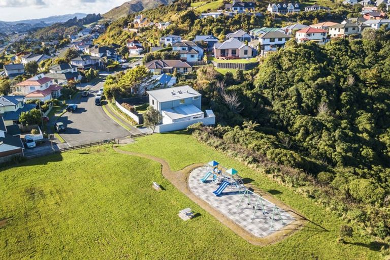 Photo of property in 7 Pikitanga Close, Tawa, Wellington, 5028