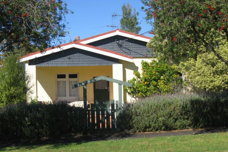 Photo of property in 2 Rewa Street, New Lynn, Auckland, 0600