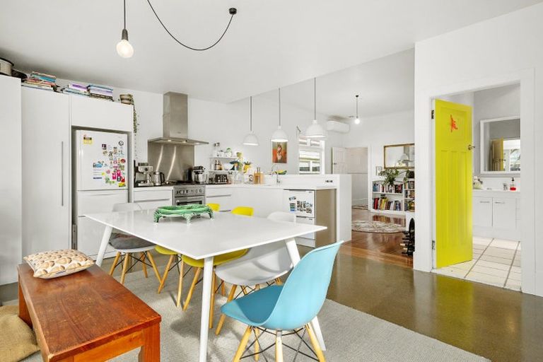 Photo of property in 129 Onepu Road, Lyall Bay, Wellington, 6022