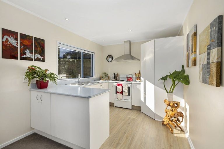Photo of property in 49a Lyndfield Lane, Newlands, Wellington, 6037