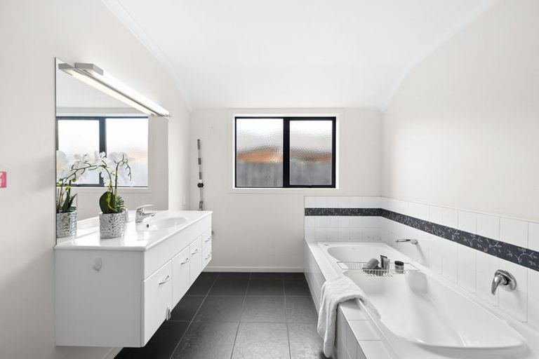 Photo of property in 99 Saint James Drive, Huntington, Hamilton, 3210