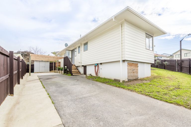 Photo of property in 27 Loughanure Place, Massey, Auckland, 0614