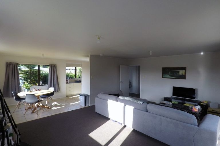 Photo of property in 17a Riserra Drive, Ranui, Auckland, 0612