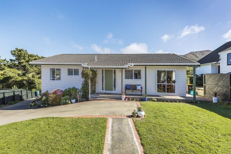 Photo of property in 22 John Witton Drive, Crofton Downs, Wellington, 6035