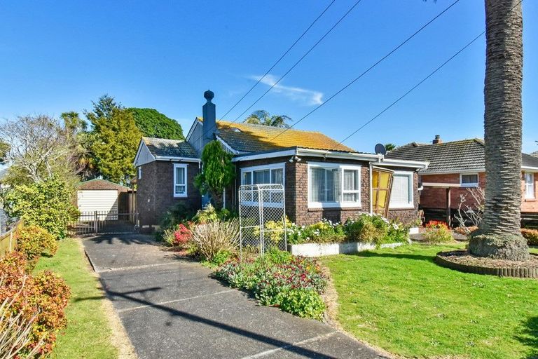 Photo of property in 51 Churchill Avenue, Manurewa, Auckland, 2102