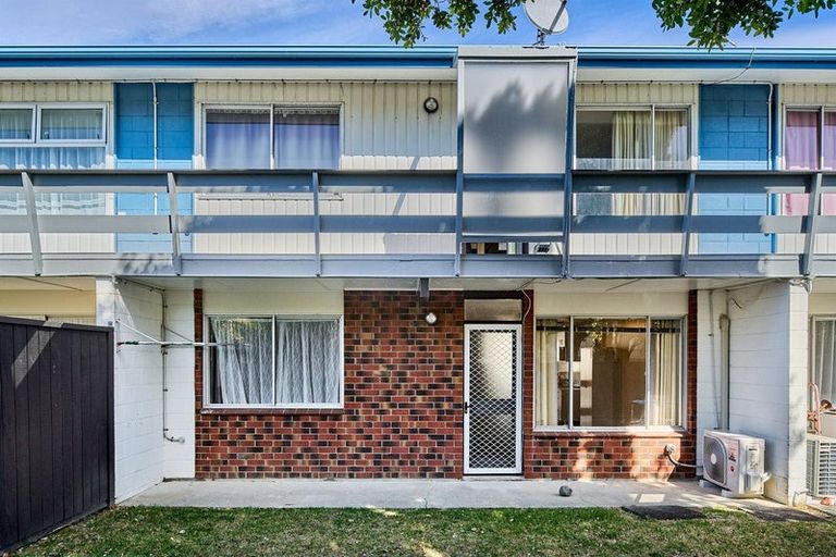 Photo of property in 2/35 Mana Esplanade, Paremata, Porirua, 5026