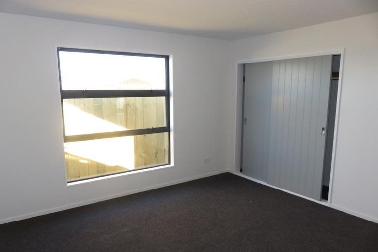 Photo of property in 60a Stewart Drive, Newlands, Wellington, 6037