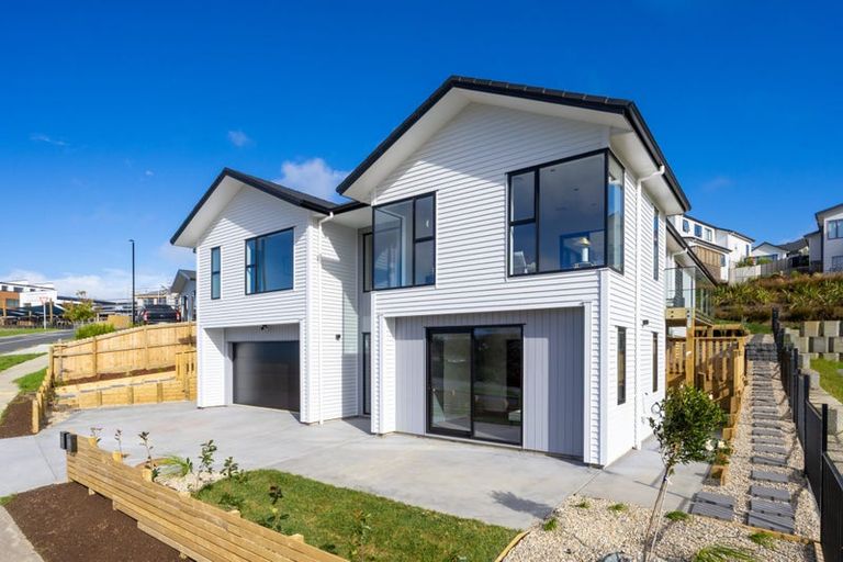 Photo of property in 128 Skulander Crescent, Orewa, 0931