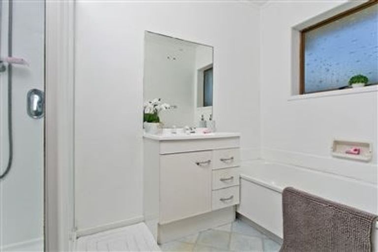 Photo of property in 1/152 Glenfield Road, Birkenhead, Auckland, 0626