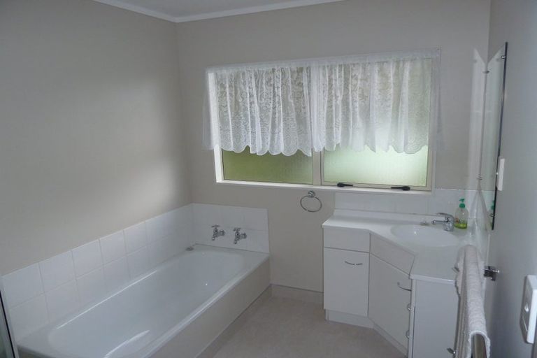 Photo of property in 68a Awaroa Road, Sunnyvale, Auckland, 0612