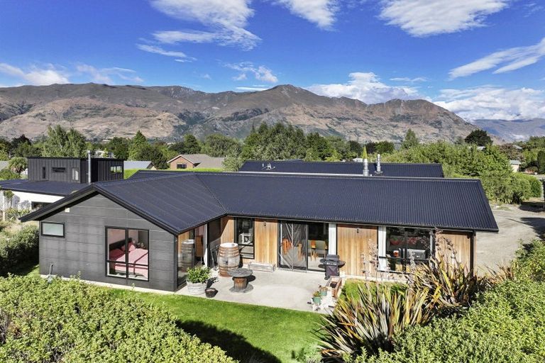 Photo of property in 51 Kirimoko Crescent, Wanaka, 9305
