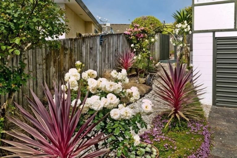Photo of property in 17b Bernleigh Terrace, West Harbour, Auckland, 0618