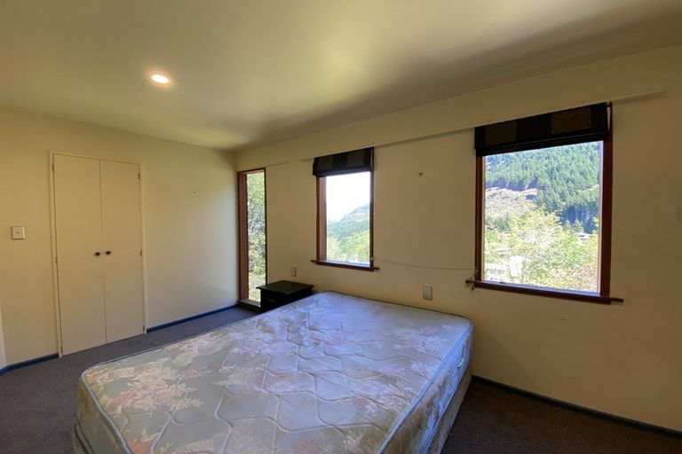 Photo of property in 16 Mackinnon Terrace, Sunshine Bay, Queenstown, 9300