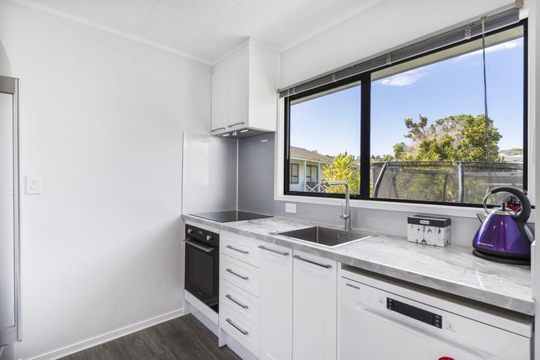 Photo of property in 2/16 Cabello Place, Unsworth Heights, Auckland, 0632