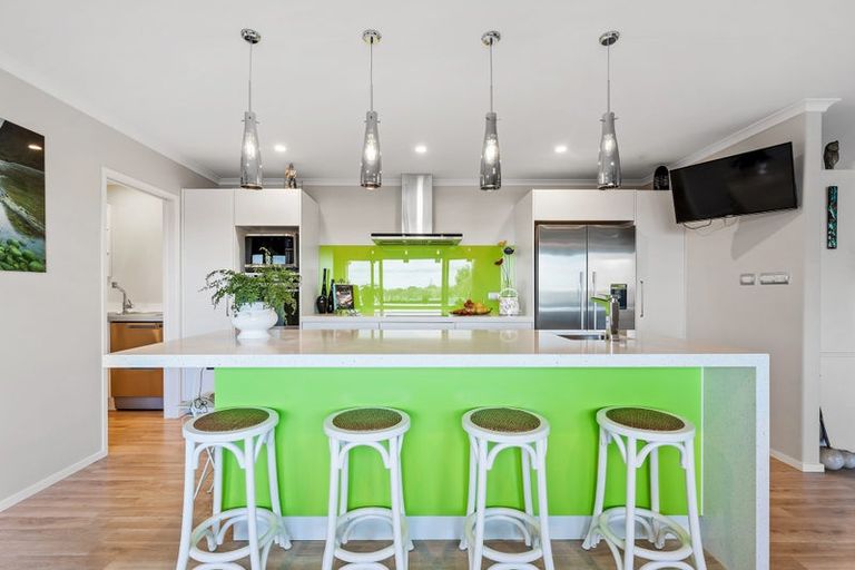 Photo of property in 21 Laguna Place, Matakatia, Whangaparaoa, 0930