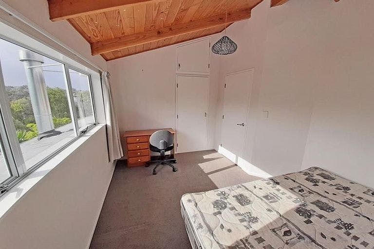 Photo of property in 14 La Roche Place, Northcote, Auckland, 0627