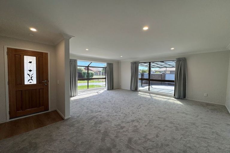 Photo of property in 2 Pyatt Place, Redwood, Christchurch, 8051
