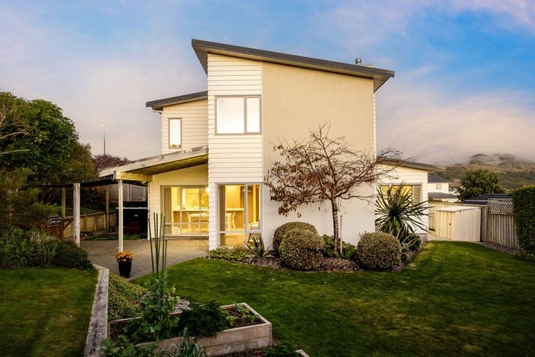Photo of property in 6 Sumner Terrace, Aotea, Porirua, 5024
