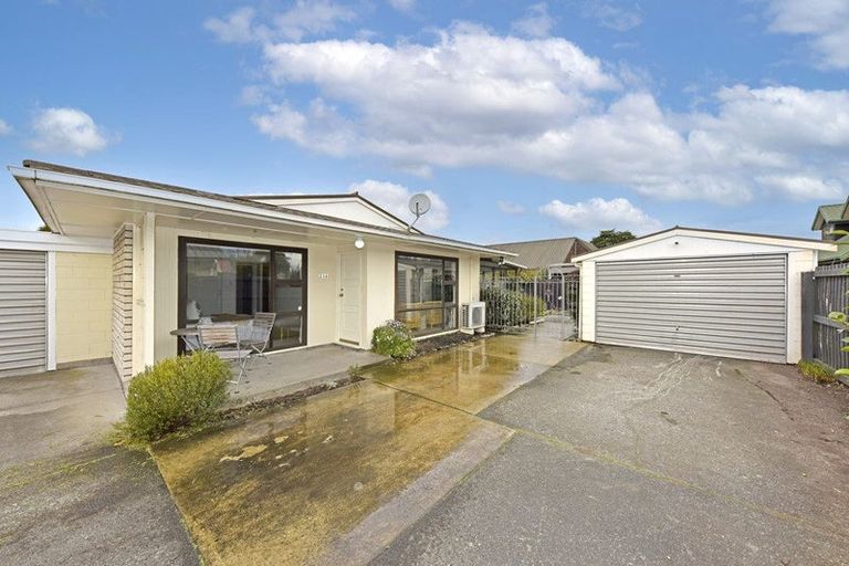 Photo of property in 2/23 Broadfell Avenue, Avonhead, Christchurch, 8042