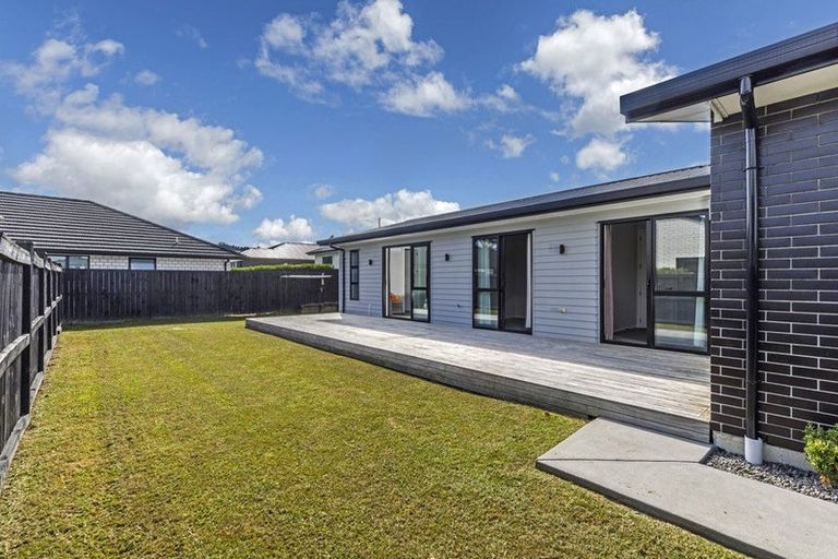 Photo of property in 18 Madden Avenue, Kumeu, 0810