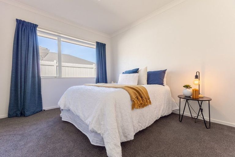 Photo of property in 15 Balmerino Grove, Waikanae, 5036