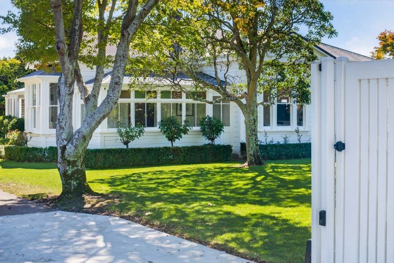 Photo of property in 129 Te Mata Road, Havelock North, 4130