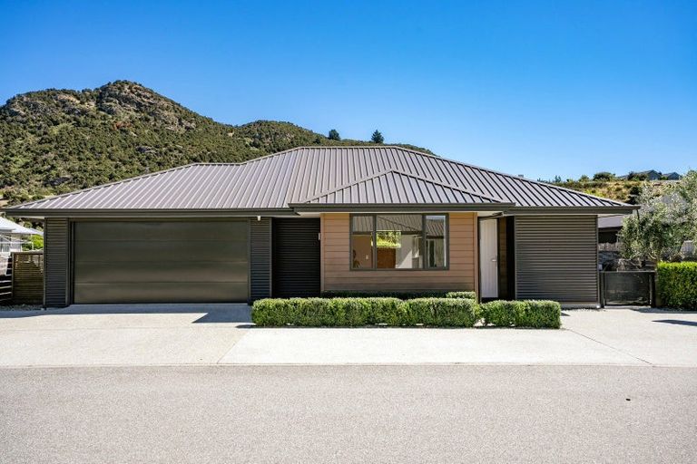 Photo of property in 12 Warbler Lane, Albert Town, Wanaka, 9305
