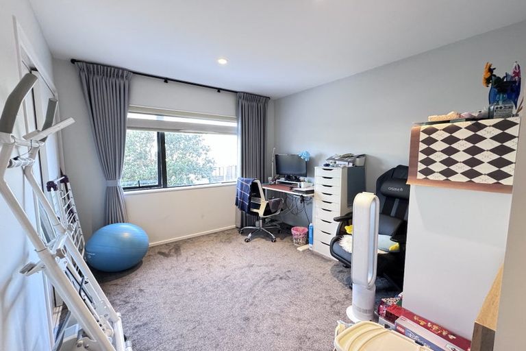Photo of property in 48 Bordeaux Parade, Te Atatu South, Auckland, 0610