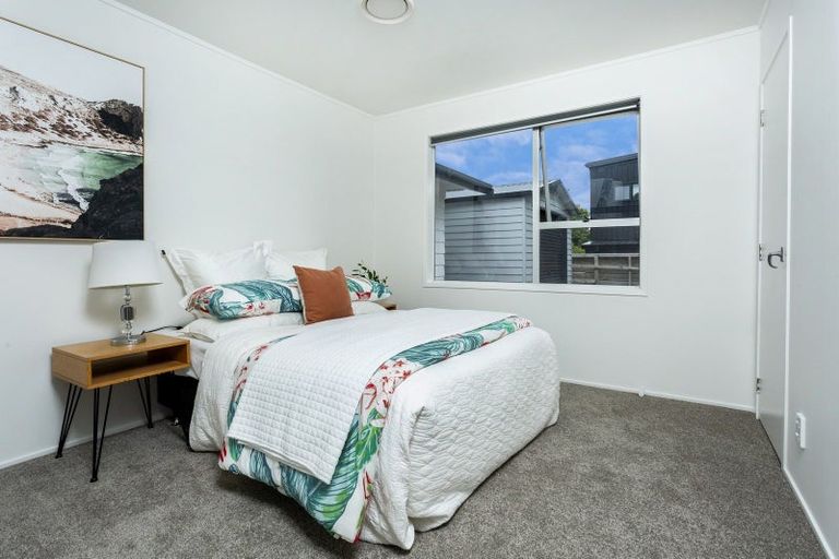 Photo of property in 22 St Catherine Crescent, West Harbour, Auckland, 0618