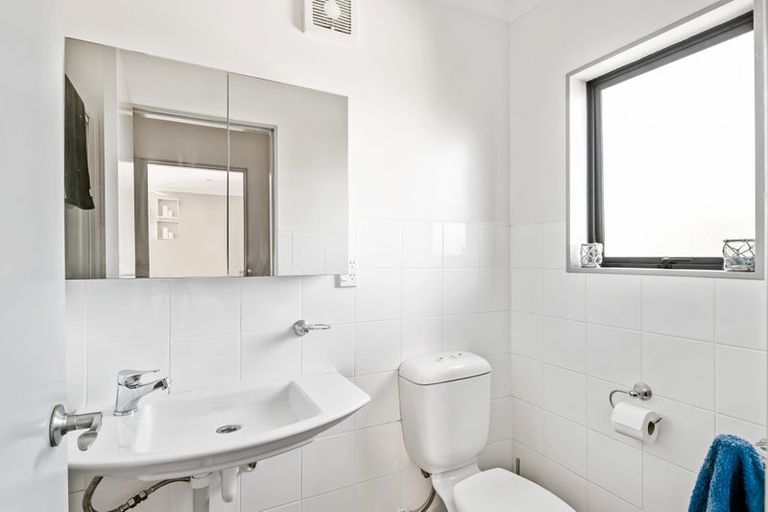 Photo of property in 29 Stewart Drive, Newlands, Wellington, 6037