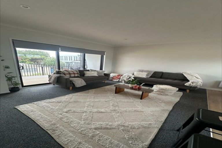 Photo of property in 7/5 Peachgrove Road, Te Atatu Peninsula, Auckland, 0610