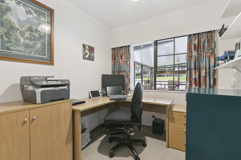 Photo of property in 87 Victory Crescent, Tawa, Wellington, 5028