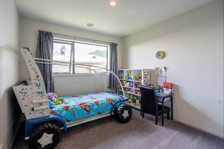 Photo of property in 7 Mahia Lane, Waikanae, 5036